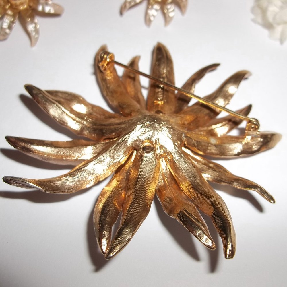Vintage Kramer Gold Flower Clip On Earring Brooch Set Fashion Jewelry Retro 6806 - Picture 4 of 7